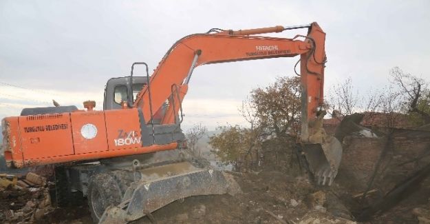 Başkan Şirin evi yanan aileyi yalnız bırakmadı