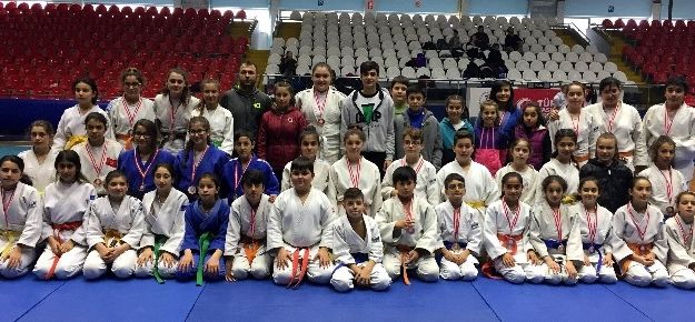 Salihli Belediyespor, judoda madalyaları topladı