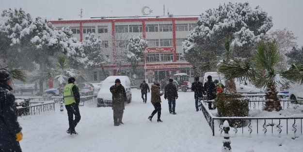 Soma ve Kırkağaç’ta okullar yarın da tatil edildi