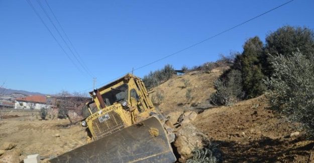 Yol çalışması yapan iş makinesi devrildi: 1 yaralı