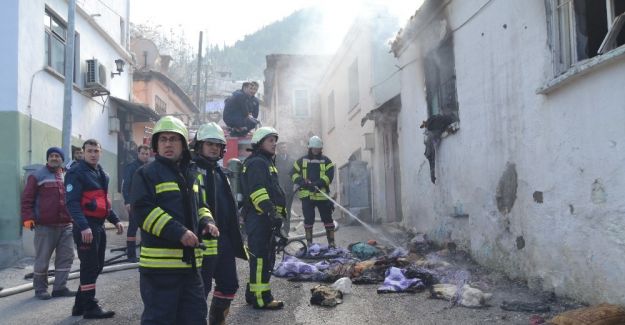 Çakmakla oynayan 3 yaşındaki çocuk yangın çıkardı