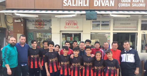 Manisalı futsal takımı öğrencileri moral yemeğinde buluştu