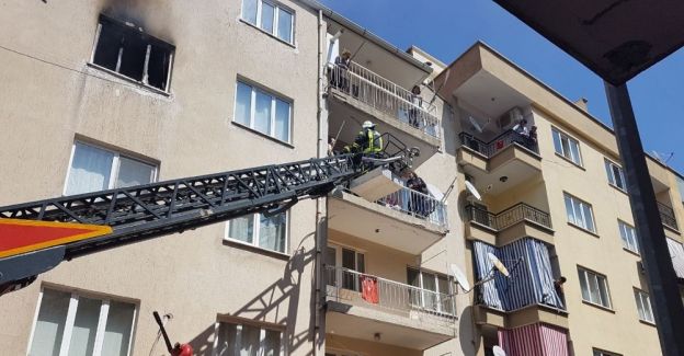 Manisa’da bir apartmanda çıkan yangında korku dolu anlar yaşandı