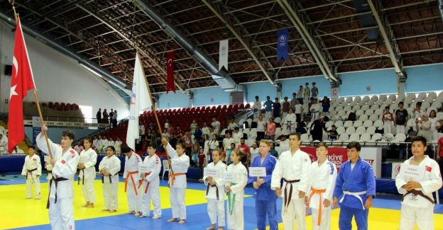 Tarzan anısına judo turnuvası