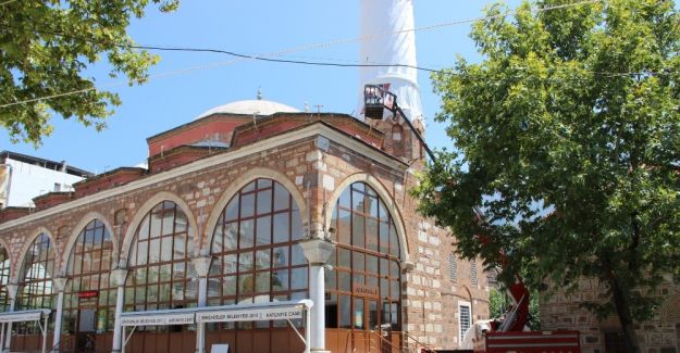 Cumhurbaşkanının talimat verdiği caminin minaresi boyanıyor