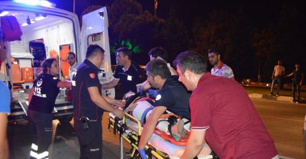 Kaldırımda yürüyen yayalara otomobil çarptı: 6 yaralı