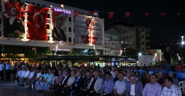 Manisa’da mehter eşliğinde demokrasi nöbeti