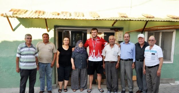 (Özel Haber) Avrupa 2.’si ayağının tozuyla dedesinin elini öptü