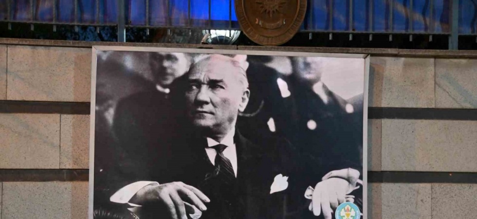 Manisa Batı Kışla duvarlarındaki Atatürk fotoğrafları yenilendi
