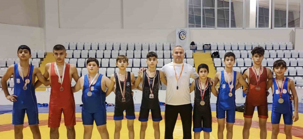 Yunusemre’nin altyapı güreşçileri Türkiye Şampiyonalarına damga vuruyor