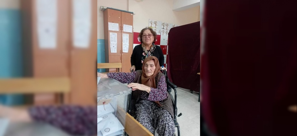 94 yaşındaki yaşlı kadın tekerlekli sandalyeyle oy kullandı