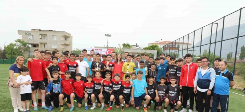 Gençlik Turnuvası’nın şampiyonluk kupasını Başkan Durbay verdi
