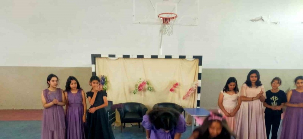 Köy çocukları İngilizce tiyatro oyunuyla sahne aldı