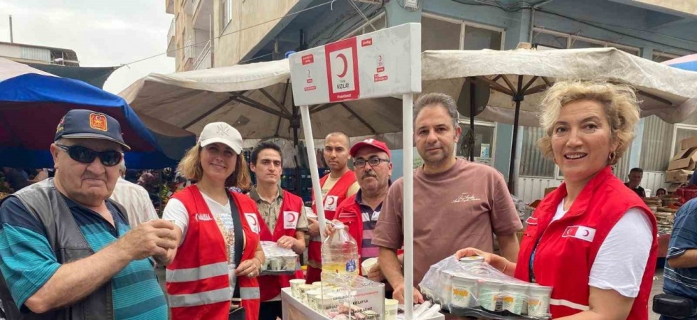 KIzılay’dan pazarcı esnafına limonata ayran ikramı