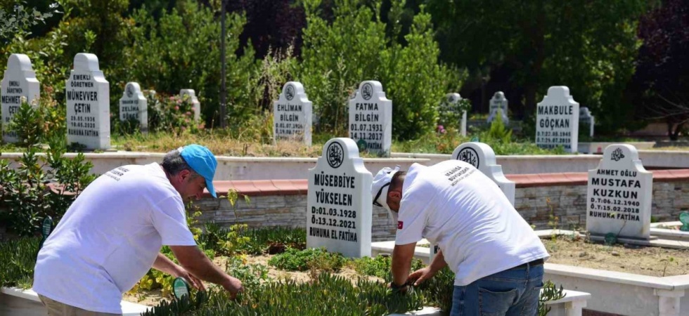 Manisa’da mezarlıklar bayrama hazır