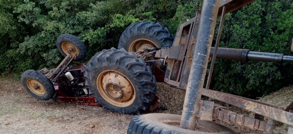 Manisa’da saman yüklü traktör devrildi: 2 yaralı