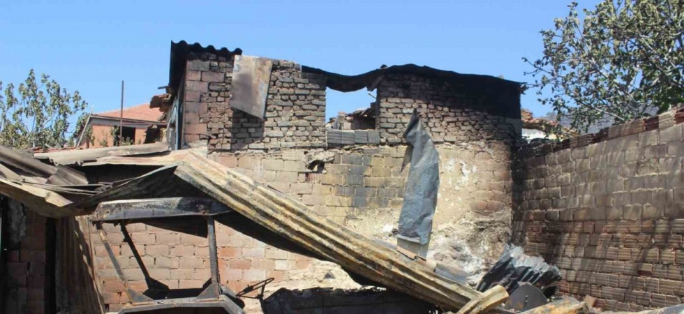 Manisa’daki yangının bilançosu: 4 ev, 1 ağıl, 2 motosiklet, 1 traktör, 1 iş makinesi kül oldu