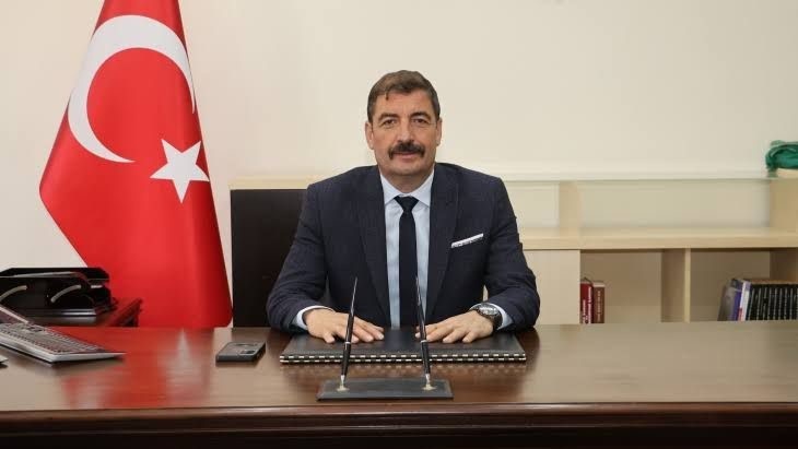 Manisa’nın Cumhuriyet Halk Partili (CHP) Kula Belediye Başkanı Hikmet Dönmez makamında iki kişiyi darp ettirdiği iddiasıyla tutuklanarak cezaevine gönderildi.