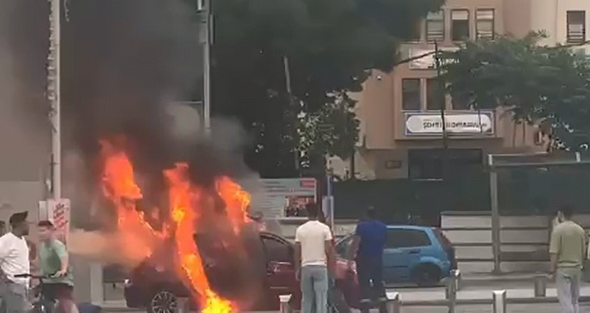 Okul önünde yanan araç korkuttu