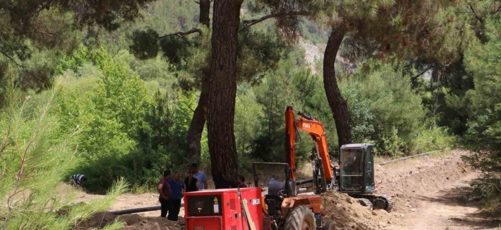 Taşkuyucak’ta eski içme suyu hattı çelik borularla yenileniyor