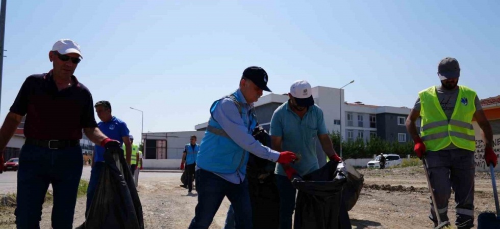 Yunusemre’de gönüllülerin çevre temizliği devam ediyor