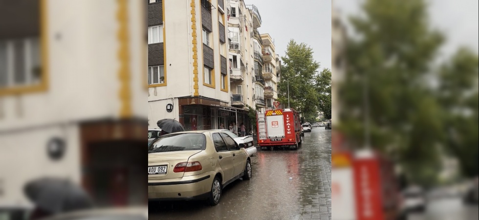 Akhisar’da apartmanın çatısına yıldırım düştü