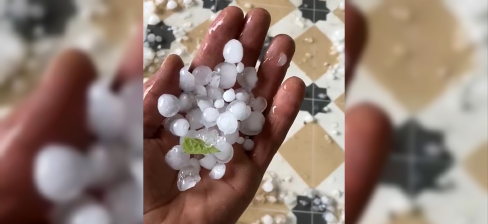 Akhisar’da etkili olan dolu yağışı ürünlere zarar verdi