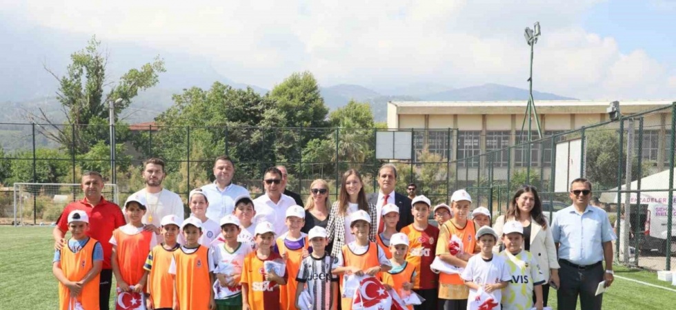 Başkan Durbay yaz futbol kursunda genç yeteneklerle buluştu