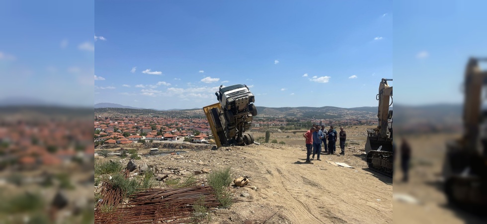 Kula’da moloz boşaltan kamyon havada asılı kaldı