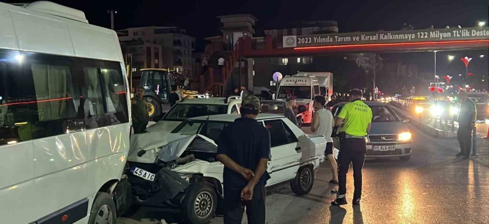 Manisa’da 4 araçlı zincirleme trafik kazası: 9 yaralı