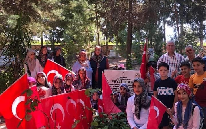 Sarıgöl’de Kur’an kursu öğrencileri şehit mezarında dua etti