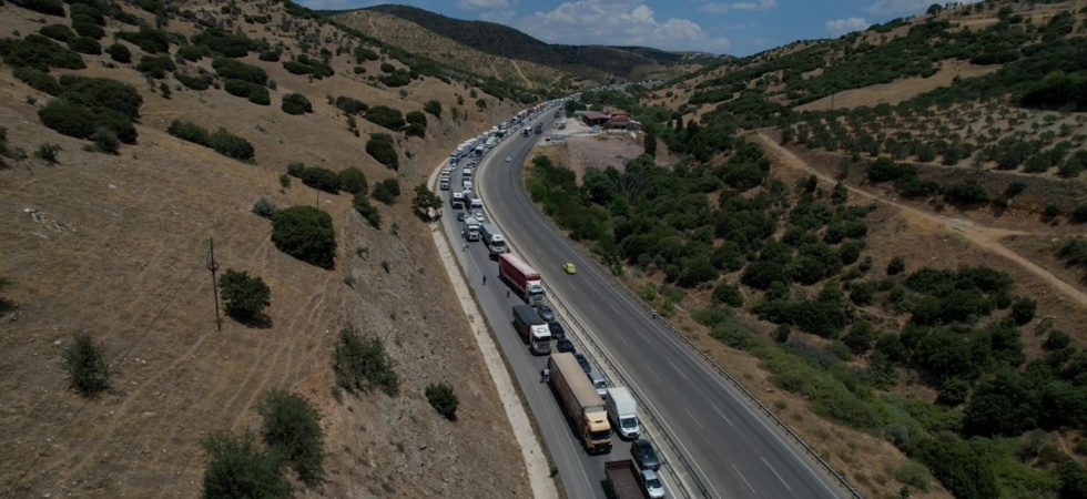 Tır yan yattı, yol 3 saat kapalı kaldı