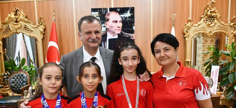 Başkan Balaban şampiyon milli sporcuları ödüllendirdi