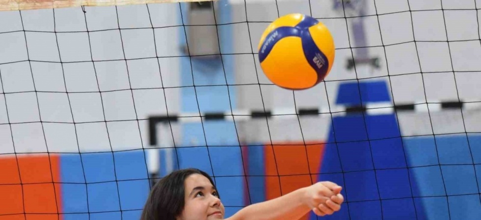 Yunusemreli voleybolcu Nisa’dan spor ve eğitimde örnek başarı