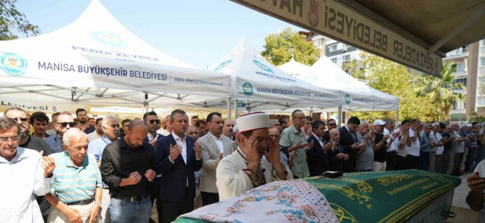 CHP Lideri Özel Manisa’da cenaze törenine katıldı