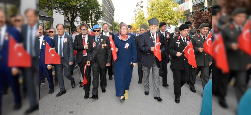 Kahramanlarla birlikte yürüdüler