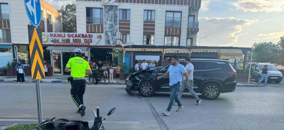 Manisa’da motosiklet ile cipin çarpışma anı kamerada: 2 yaralı