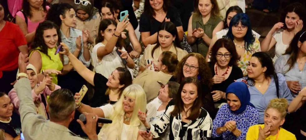 Şehzadeli kadınlar, ‘Kadınlar Matinesi’nde gönüllerince eğlendi