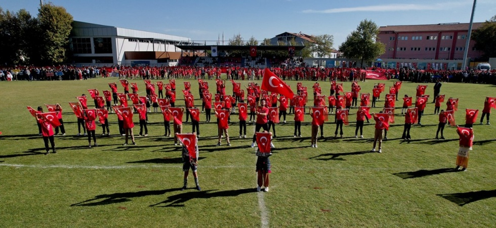 Kula, Salihli ve Turgutlu kırmızı beyaz renklere büründü