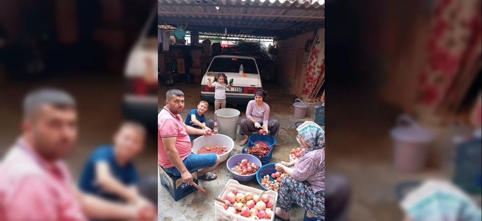 Sarıgöl’de evlerde nar ekşisi yapımına başlandı