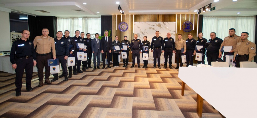 Aktaş Ayın Personeli Seçilen Polis Memurunu Ödül Verdi