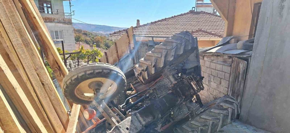 Freni boşalan traktör ters döndü: 1 yaralı