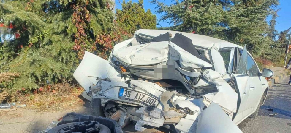 Hurdaya dönen otomobilden sağ çıktı