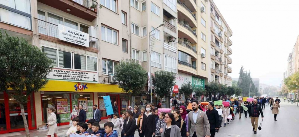 Manisa’da çocuklar hakları için yürüdü