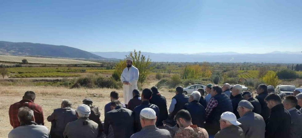 Manisa’da vatandaşlar yağmur duasına çıktı