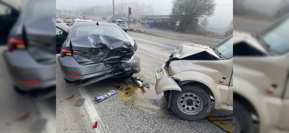 Sisli hava zincirleme kazayı beraberinde getirdi: 2 yaralı