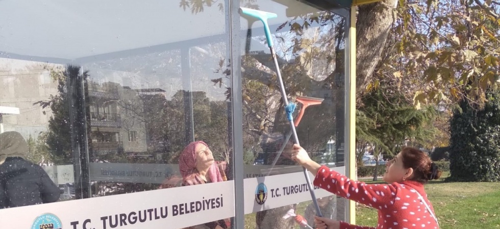 Turgutlu’da zarar gören servis bekleme durakları yenilendi