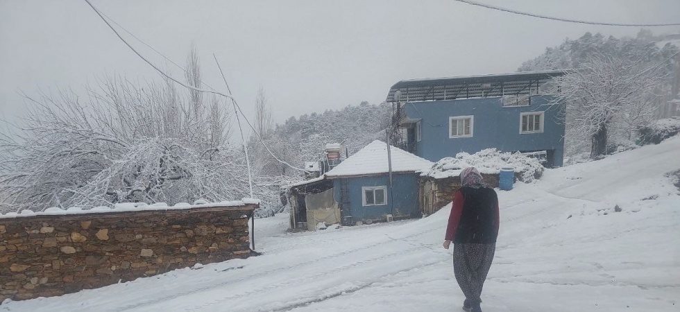 Alaşehir’e mevsimin ilk kar yağışı başladı