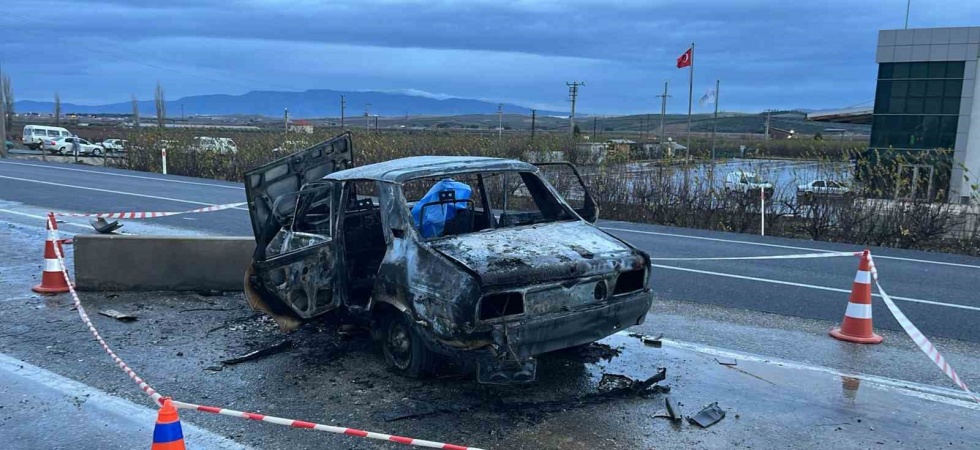 Hareket halindeki araç alev aldı: 2 ölü