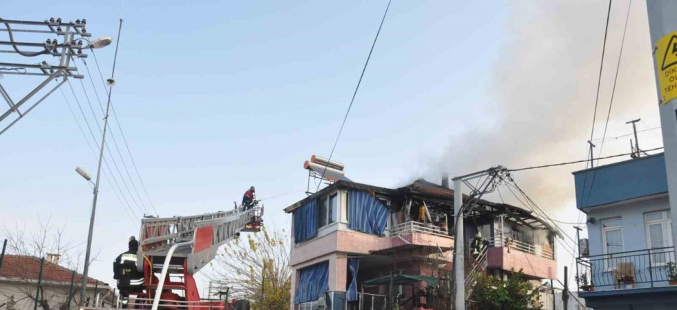 Manisa’da 3 katlı binada çıkan yangın korkuttu